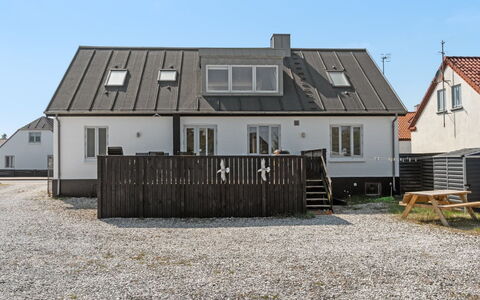 Thilla - 100M from the Sea: Gebouw, Venster, Dak, Huis, Huis, Woongebied, Architectuur, Facade, Verblijf, Samengesteld Materiaal
