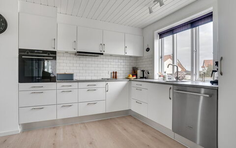 Thilla - 100M from the Sea: Keuken, Flooring, Cabinetry, Countertop, Hout, Interieur Ontwerp, Verdieping, Toestel Van De Keuken, Plafond, Major Appliance