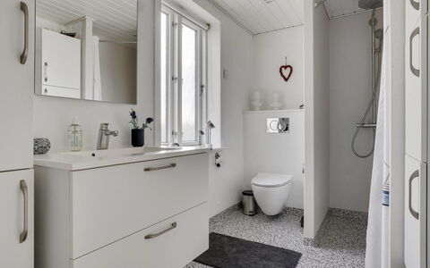 Thilla - 100M from the Sea: Loodgieterswerkinrichting, Flooring, Verdieping, Badkamer, Interieur Ontwerp, Wastafel, Loodgieter, Badkamerkast, Kraan, Huis