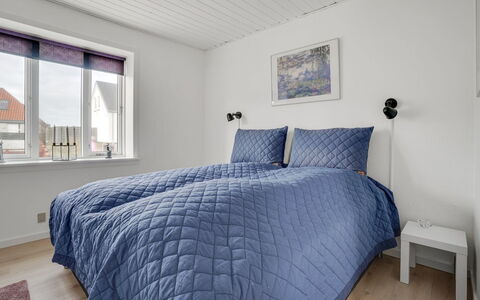 Thilla - 100M from the Sea: Hardwood, Slaapkamer, Bedding, Bed, Linens, Plank