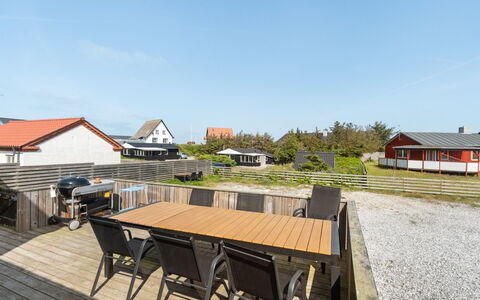 Thilla - 100M from the Sea: Lucht, Hout, Dak, Huis, Plank, Dek, Schaduw, Hardwood, Leuning, Boardwalk