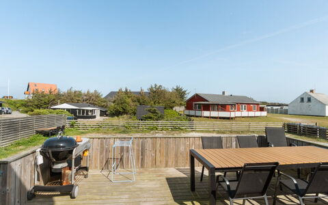 Thilla - 100M from the Sea: Lucht, Hout, Dak, Huis, Schaduw, Plank, Dek, Verblijf, Hardwood, Buitenmeubels