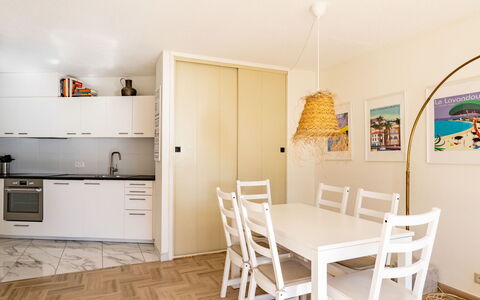 Cadet Rousse: Meubilair, Cabinetry, Eigendom, Tafel, Stoel, Hout, Flooring, Interieur Ontwerp, Gebouw, Countertop