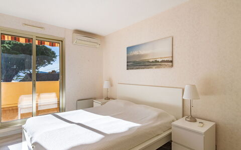 Cadet Rousse: Meubilair, Eigendom, Comfort, Hout, Gebouw, Textiel, Bed Frame, Flooring, Architectuur, Verdieping