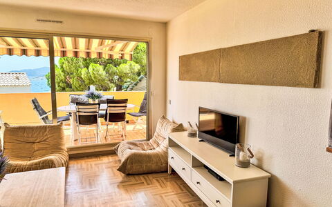 Cadet Rousse: Meubilair, Interieur Ontwerp, Hout, Flooring, Verdieping, Kamer, Bankstel, Appartement, Woonkamer, Stoel