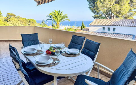 Cadet Rousse: Meubilair, Buitenmeubels, Stoel, Tafel, Buitentafel, Schaduw, Keuken En Eettafel, Balkon, Patio, Eco Hotel