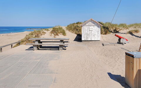 Eleen - 100M to the Fjord: Dak, Huis, Land Lot, Huis, Verblijf, Landgoed, Garden Gebouwen, Schaduw, Blokhut, Landscaping