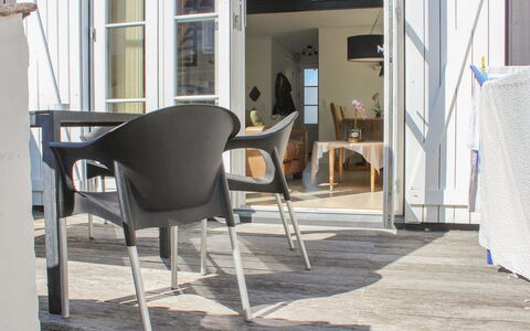 Eleen - 100M to the Fjord: Dak, Huis, Land Lot, Huis, Verblijf, Landgoed, Garden Gebouwen, Schaduw, Blokhut, Landscaping