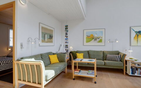 Siunde - 100M to the Fjord: Meubilair, Interieur Ontwerp, Bankstel, Flooring, Hout, Verdieping, Woonkamer, Plafond, Kamer, Huis