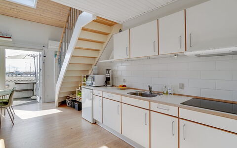 Siunde - 100M to the Fjord: Hout, Flooring, Verdieping, Interieur Ontwerp, Houten Vloer, Appartement, Keuken, Plafond, Hardwood, Beits