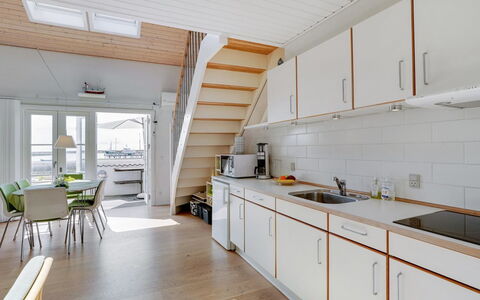Siunde - 100M to the Fjord: Hout, Flooring, Verdieping, Houten Vloer, Appartement, Keuken, Hardwood, Beits, Countertop, Plank
