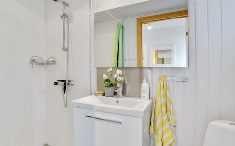 Siunde - 100M to the Fjord: Badkamer, Loodgieterswerkinrichting, Interieur Ontwerp, Flooring, Verdieping, Badkamerkast, Wastafel, Wastafel In De Badkamer, Kraan, Loodgieter