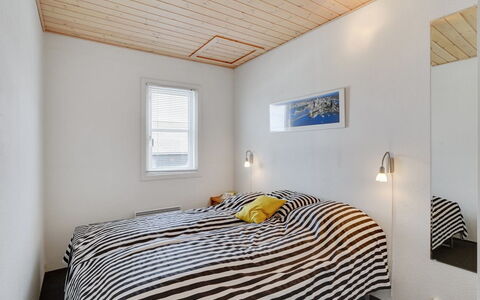 Siunde - 100M to the Fjord: Muur, Hout, Plafond, Interieur Ontwerp, Slaapkamer, Verdieping, Flooring, Bed, Huis, Kamer