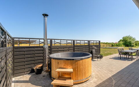 Ailke - 2Km to the Fjord: Samengesteld Materiaal, Zwembad, Schaduw, Buitenmeubels, Jacuzzi, Dek, Hek, Loodgieterswerkinrichting