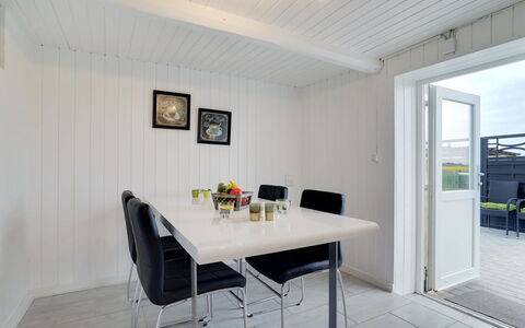 Ailke - 2Km to the Fjord: Hout, Meubilair, Flooring, Interieur Ontwerp, Plafond, Verdieping, Keuken En Eettafel, Tafel, Eetkamer, Huis