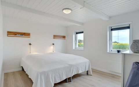 Ailke - 2Km to the Fjord: Hout, Plafond, Slaapkamer, Interieur Ontwerp, Verdieping, Flooring, Verlichting, Huis, Bed, Lichte Inrichting