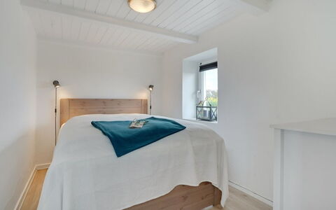 Ailke - 2Km to the Fjord: Bed, Slaapkamer, Interieur Ontwerp, Flooring, Verdieping, Muur, Hout, Laken, Plafond, Bedding