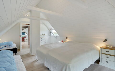 Ailke - 2Km to the Fjord: Bed, Slaapkamer, Hout, Flooring, Plafond, Verdieping, Interieur Ontwerp, Meubilair, Bedding, Laken