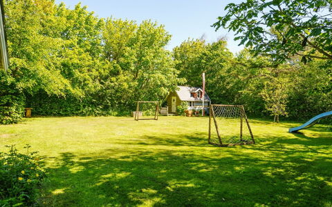 Flugha - 500M to the Fjord: Gras, Tuin, Gazon, Schaduw, Park, Weide, Werf, Backyard, Landscaping, Dia Van De Speelplaats