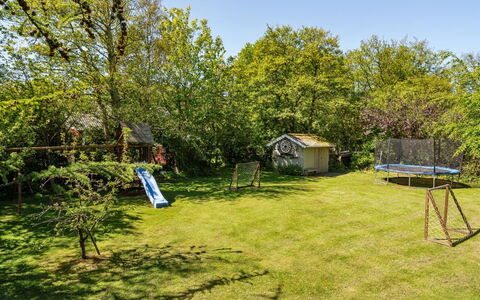 Flugha - 500M to the Fjord: Boom, Gras, Tuin, Struik, Land Lot, Landelijk Gebied, Gazon, Backyard, Schaduw, Werf
