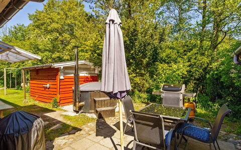 Flugha - 500M to the Fjord: Struik, Tuin, Stoel, Verblijf, Schaduw, Backyard, Werf, Garden Gebouwen, Gazon, Landscaping