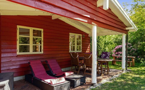 Flugha - 500M to the Fjord: Hout, Verblijf, Dak, Huis, Deur, Schaduw, Veranda, Siding, Backyard, Garden Gebouwen