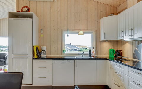 Emanuela - 350M to the Fjord: Keuken, Toestel Van De Keuken, Hout, Countertop, Major Appliance, Flooring, Plafond, Interieur Ontwerp, Cabinetry, Verdieping