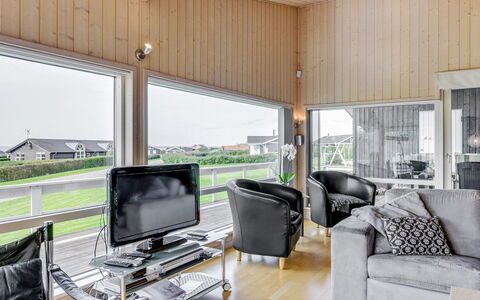 Emanuela - 350M to the Fjord: Plafond, Interieur Ontwerp, Flooring, Verdieping, Woonkamer, Kamer, Bankstel, Appartement, Houten Vloer