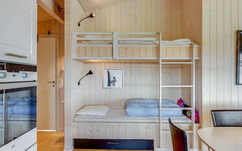 Emanuela - 350M to the Fjord: Meubilair, Interieur Ontwerp, Flooring, Verdieping, Hout, Plafond, Slaapkamer, Bed, Kamer, Verlichting