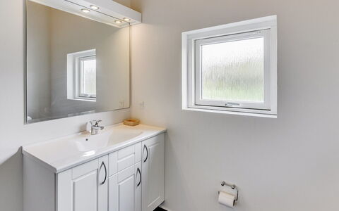 Emanuela - 350M to the Fjord: Muur, Loodgieterswerkinrichting, Interieur Ontwerp, Badkamer, Flooring, Kraan, Verdieping, Plafond, Loodgieter, Wastafel