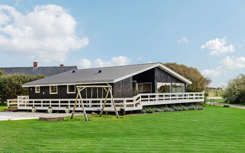 Emanuela - 350M to the Fjord: Architectuur, Dak, Verblijf, Huis, Veranda, Siding, Boerderij, Schaduw, Gazon, Werf