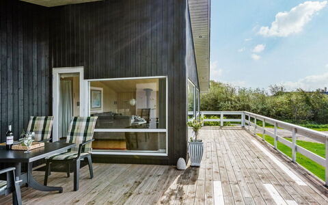 Emanuela - 350M to the Fjord: Hout, Houten Vloer, Flooring, Veranda, Verdieping, Plafond, Hardwood, Plank, Huis, Dek