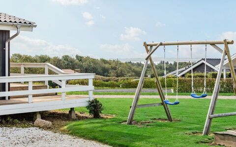 Emanuela - 350M to the Fjord: Tuin, Speeltoestel, Schaduw, Gazon, Landscaping, Dia Van De Speelplaats, Park, Werf, Outdoor Structuur, Chute