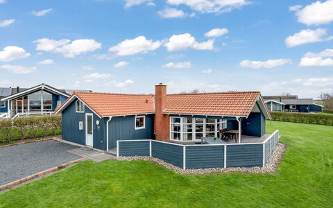 Loviisa - 300M to the Fjord: Dak, Huis, Huis, Verblijf, Siding, Landgoed, Schaduw, Veranda, Werf, Boerderij