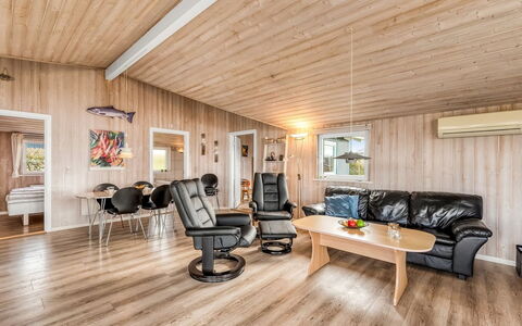 Loviisa - 300M to the Fjord: Hout, Huis, Plafond, Houten Vloer, Woonkamer, Hardwood, Winter, Bankstel, Plank