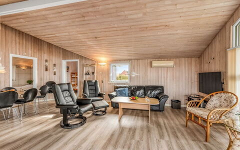Loviisa - 300M to the Fjord: Hout, Flooring, Plafond, Houten Vloer, Verdieping, Interieur Ontwerp, Woonkamer, Huis, Meubilair, Kamer