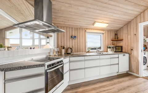 Loviisa - 300M to the Fjord: Hout, Keuken, Huis, Major Appliance, Countertop, Toestel Van De Keuken, Plafond, Huishoudapparatuur, Cabinetry, Hardwood