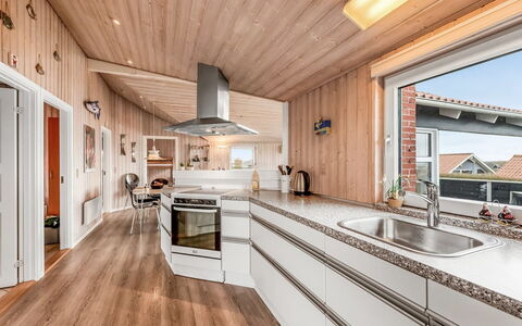 Loviisa - 300M to the Fjord: Hout, Keuken, Interieur Ontwerp, Flooring, Plafond, Huis, Houten Vloer, Countertop, Toestel Van De Keuken, Hardwood
