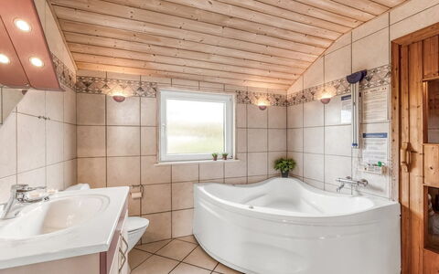 Loviisa - 300M to the Fjord: Loodgieterswerkinrichting, Interieur Ontwerp, Flooring, Badkamer, Bad, Hout, Verdieping, Plafond, Kraan, Loodgieter