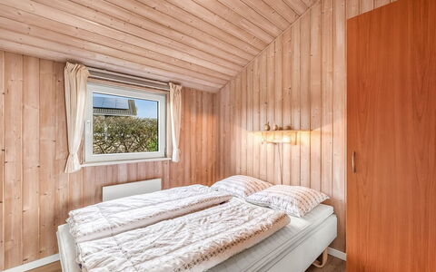 Loviisa - 300M to the Fjord: Hout, Slaapkamer, Huis, Bedding, Bed, Laken, Beits, Hardwood, Bed Frame, Verblijf