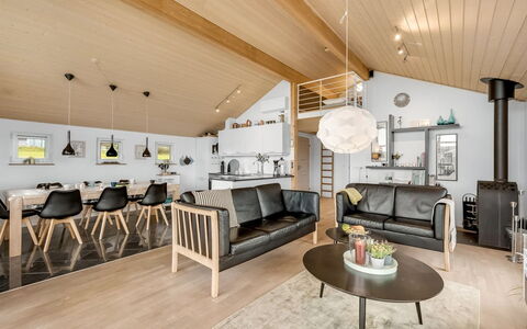 Samuil - 300M to the Fjord: Interieur Ontwerp, Hout, Plafond, Flooring, Meubilair, Woonkamer, Bankstel, Lichte Inrichting, Verdieping, Houten Vloer