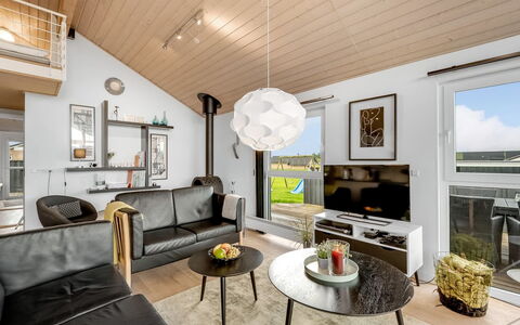 Samuil - 300M to the Fjord: Interieur Ontwerp, Plafond, Hout, Meubilair, Lichte Inrichting, Flooring, Woonkamer, Verlichting, Bankstel, Kamer