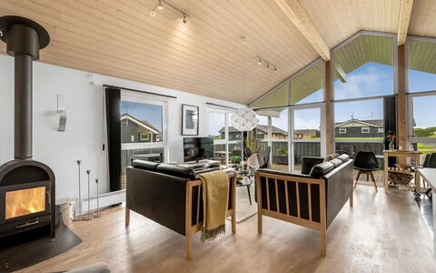 Samuil - 300M to the Fjord: Hout, Plafond, Interieur Ontwerp, Flooring, Woonkamer, Verdieping, Bankstel, Huis, Houten Vloer