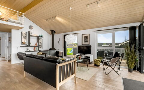 Samuil - 300M to the Fjord: Interieur Ontwerp, Hout, Plafond, Flooring, Meubilair, Bankstel, Woonkamer, Verdieping, Verlichting, Houten Vloer