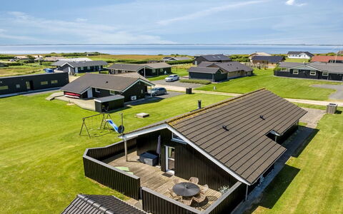 Samuil - 300M to the Fjord: Huis, Dak, Huis, Verblijf, Schuur, Garden Gebouwen, Siding, Werf, Blokhut, Hut