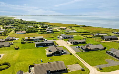 Samuil - 300M to the Fjord: Huis, Dak, Huis, Verblijf, Schuur, Garden Gebouwen, Siding, Werf, Blokhut, Hut