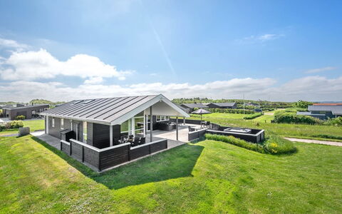 Nahel - 150M to the Fjord: Hout, Huis, Veranda, Dek, Hardwood, Dak, Beits, Houten Vloer, Eco Hotel