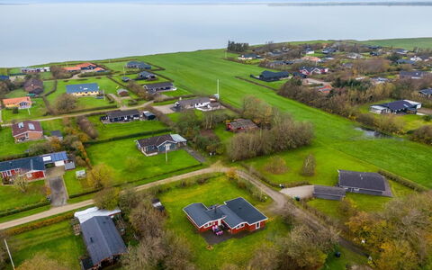 Scarlet - 400M to the Fjord: Gras, Grasland, Landschap, Ecoregio, Plain, Plantengemeenschap, Land Lot, Buitenmeubels, Prairie, Shrubland