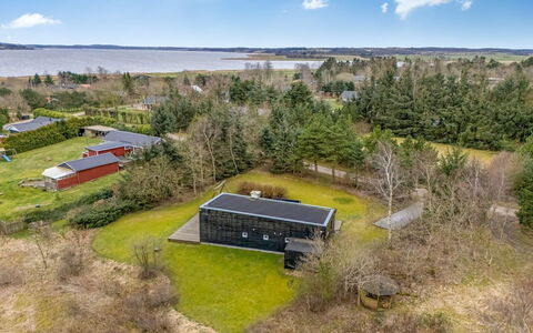 Tenna - 250M to the Fjord: Blauw, Struik, Verblijf, Groundcover, Tuin, Landgoed, Schaduw, Landscaping, Boerderij, Eco Hotel