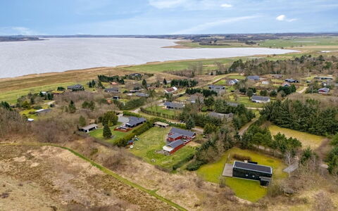 Tenna - 250M to the Fjord: Blauw, Struik, Verblijf, Groundcover, Tuin, Landgoed, Schaduw, Landscaping, Boerderij, Eco Hotel